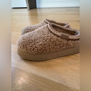 UGG Tazz Maxi Curly Shearling Platform Slippers - Sand Color Size 8